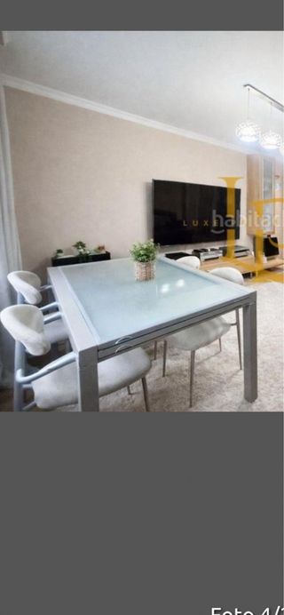 Mesa comedor cristal y 4 sillas metal