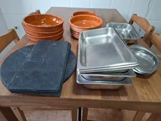 Lote cazuelas terracota y bandejas metálicas