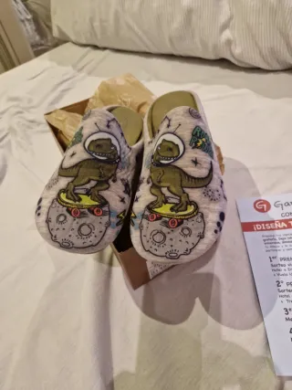 Zapatillas casa niño Garzón dinosaurio espacial