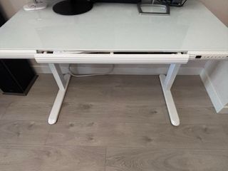 Escritorio elevable vidrio templado.