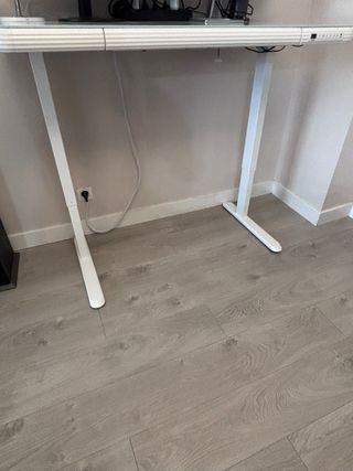 Escritorio elevable vidrio templado.