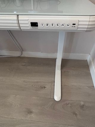 Escritorio elevable vidrio templado.