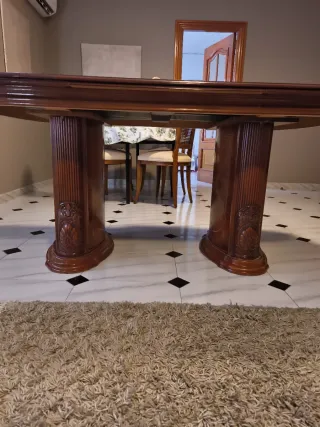 Mesa de comedor extensible de madera maciza.