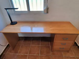 Escritorio de madera de calidad con cajones