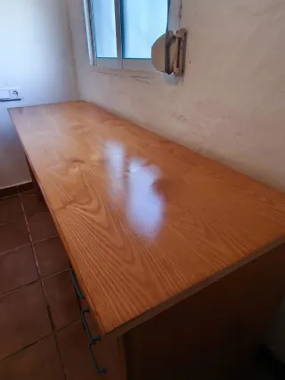 Escritorio de madera de calidad con cajones