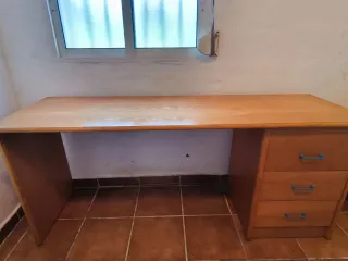 Escritorio de madera de calidad con cajones