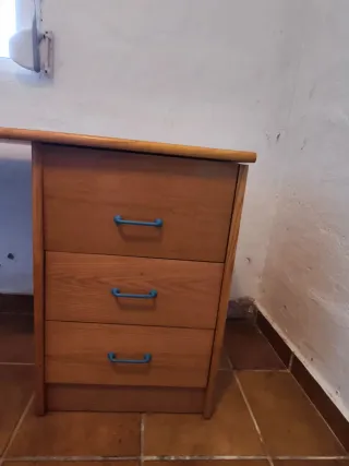 Escritorio de madera de calidad con cajones