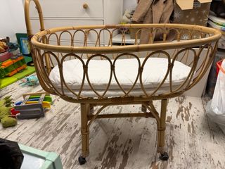 Moisés de mimbre con colchón