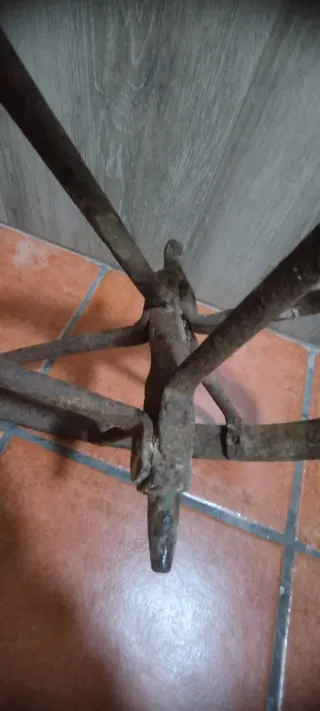 Rueda antigua de hierro hecha a mano