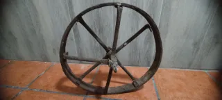 Rueda antigua de hierro hecha a mano