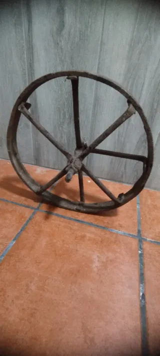 Rueda antigua de hierro hecha a mano