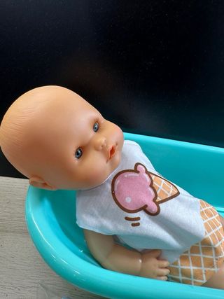 muñeca con juego de bañera