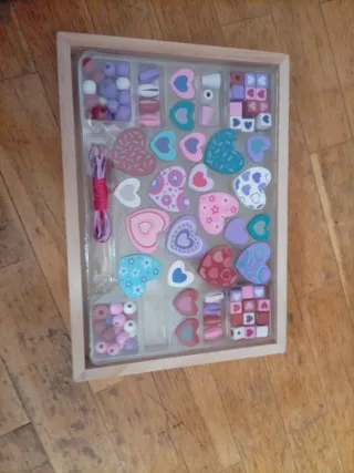 Set de pulseras y abalorios corazón