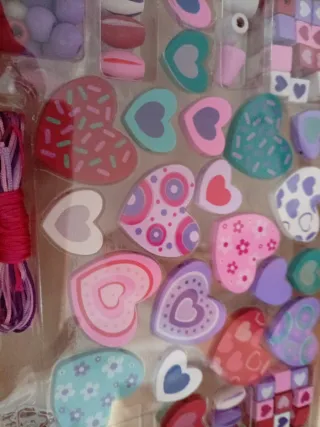 Set de pulseras y abalorios corazón