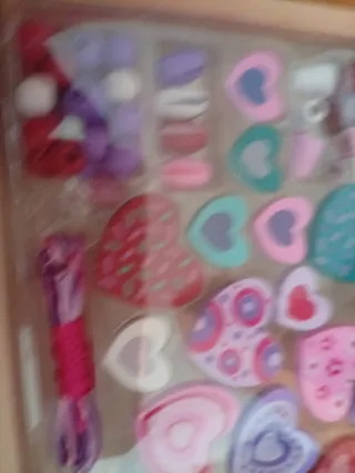 Set de pulseras y abalorios corazón