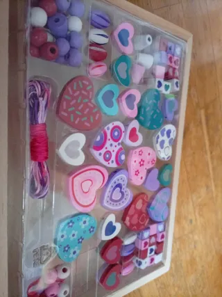 Set de pulseras y abalorios corazón