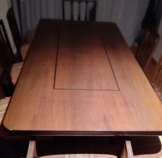 Mesa de comedor de madera