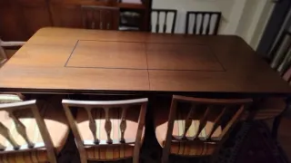 Mesa de comedor de madera