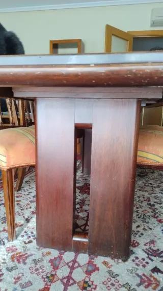Mesa de comedor de madera
