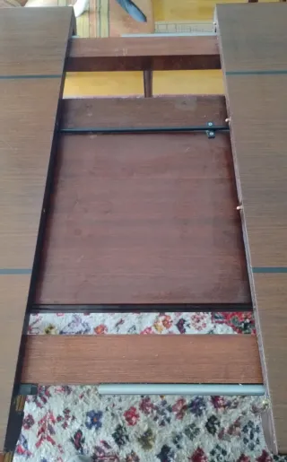 Mesa de comedor de madera