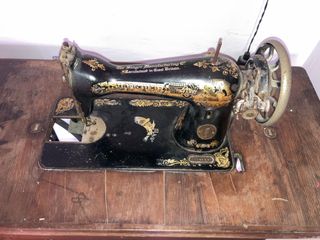 Máquina de coser Singer con base de hierro