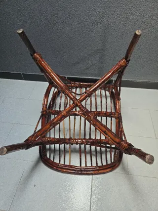 Sillón de mimbre marrón