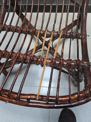 Sillón de mimbre marrón