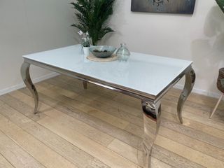 MESA DE COMEDOR DE CRISTAL Y PATAS CROMADAS