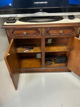 Recibidor de madera y mármol