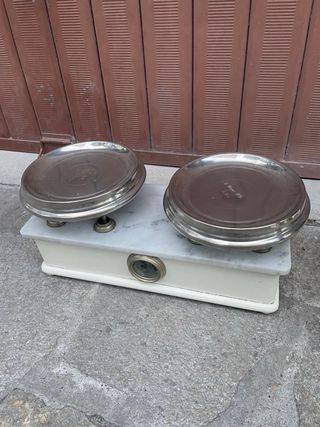 Bilancia d'epoca a due piatti