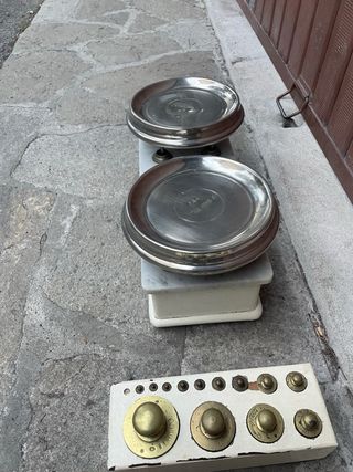 Bilancia d'epoca a due piatti