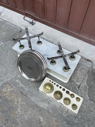 Bilancia d'epoca a due piatti