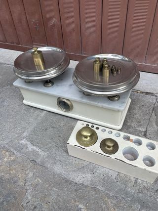 Bilancia d'epoca a due piatti