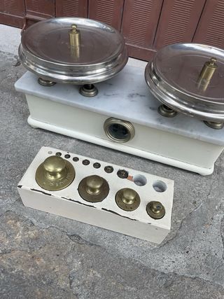 Bilancia d'epoca a due piatti