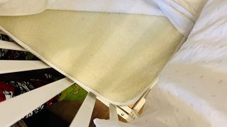 Cuna de bebé blanca con protector