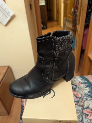 Botas negras con cremallera y tejido