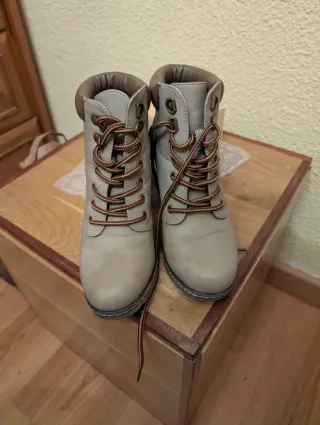 Botas negras con cremallera y tejido