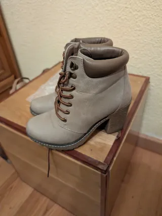 Botas negras con cremallera y tejido