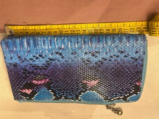 Cartera grande animal print azul y morado