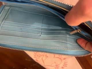 Cartera grande animal print azul y morado