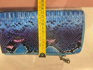 Cartera grande animal print azul y morado