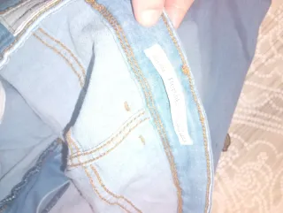 Pantalón vaquero desgastado con parches