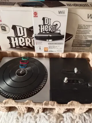 Mesa y juegoDJ Hero 2 Bundle Wii