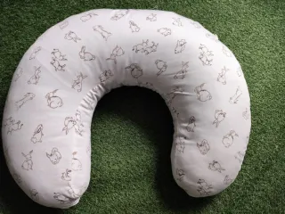 Cojín de lactancia con estampado de conejitos