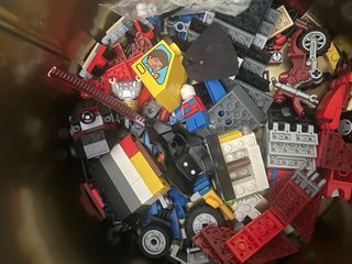 Lego montado y piezas sueltas