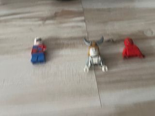Lego montado y piezas sueltas