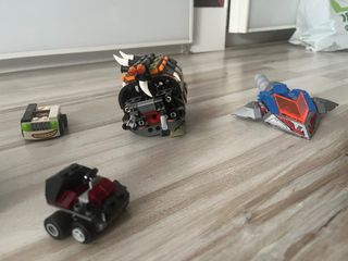 Lego montado y piezas sueltas