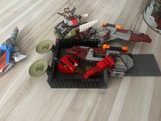 Lego montado y piezas sueltas