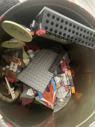 Lego montado y piezas sueltas