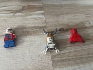 Lego montado y piezas sueltas